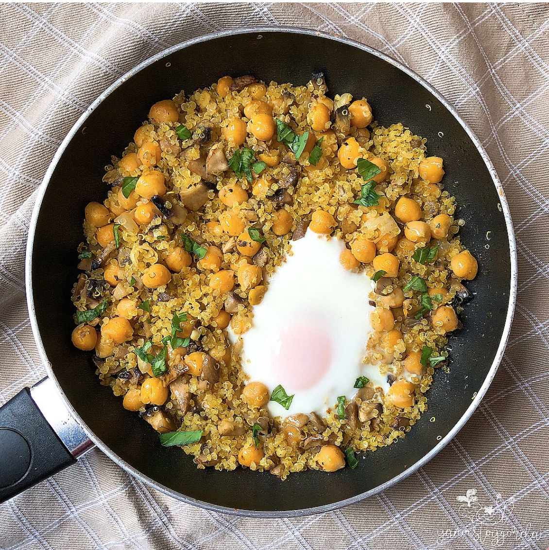Rollitos de carne rellenos de vegetales con quinoa con garbanzos y curry